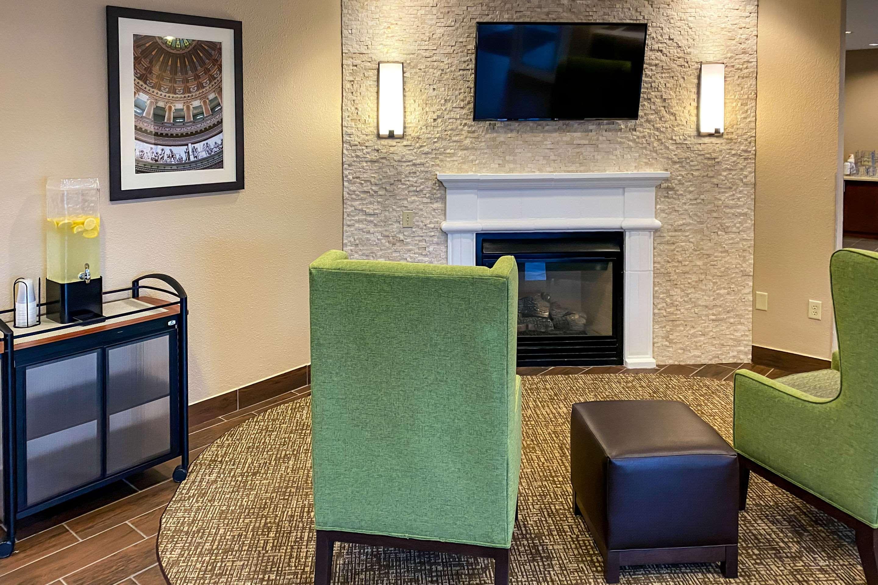 Comfort Inn Dekalb - Adjacent The University Buitenkant foto