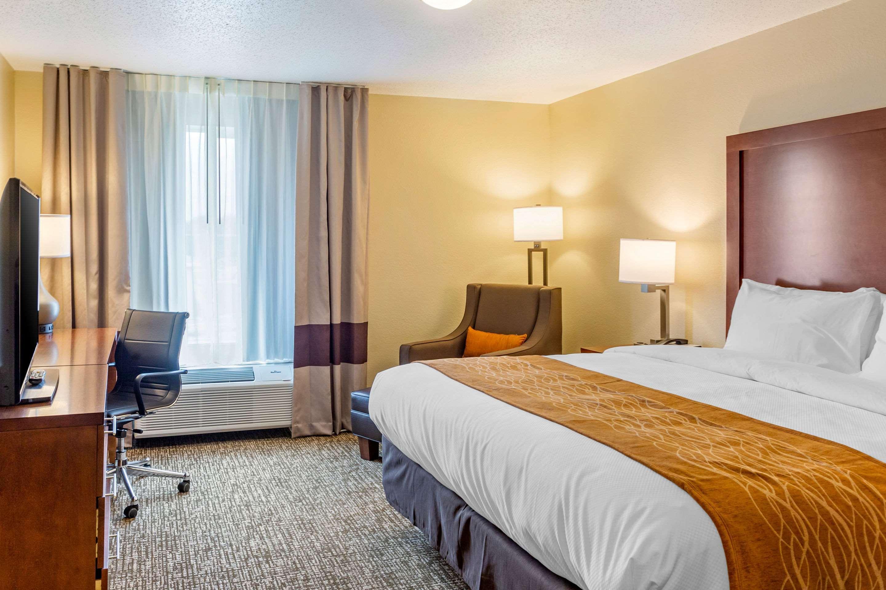 Comfort Inn Dekalb - Adjacent The University Buitenkant foto