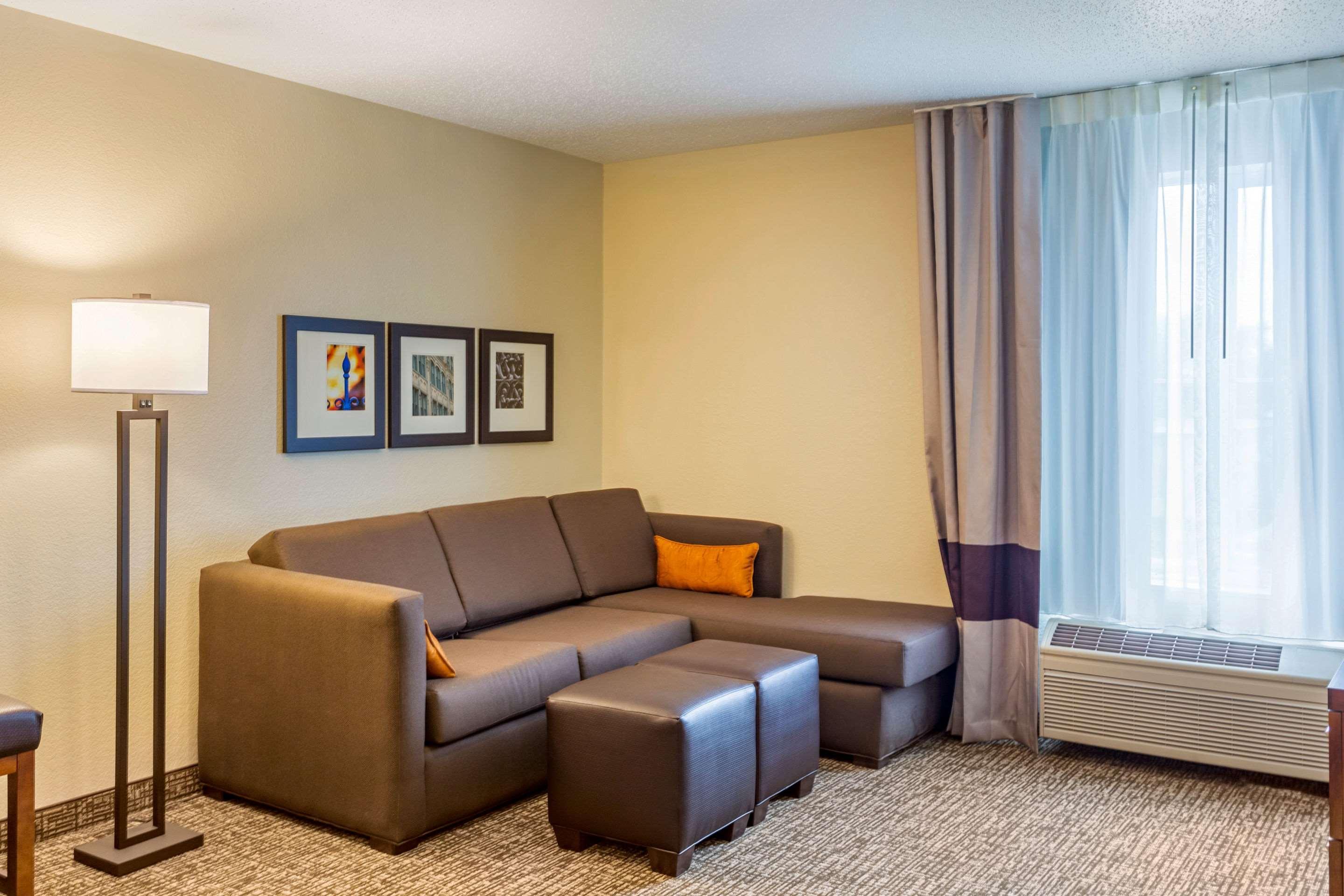 Comfort Inn Dekalb - Adjacent The University Buitenkant foto