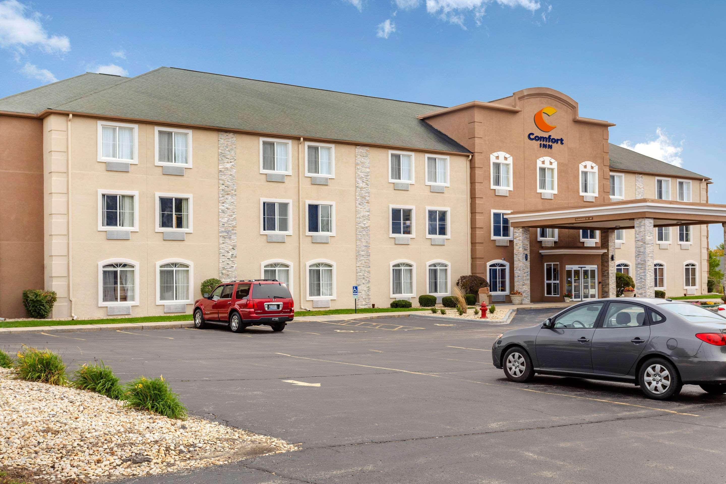 Comfort Inn Dekalb - Adjacent The University Buitenkant foto