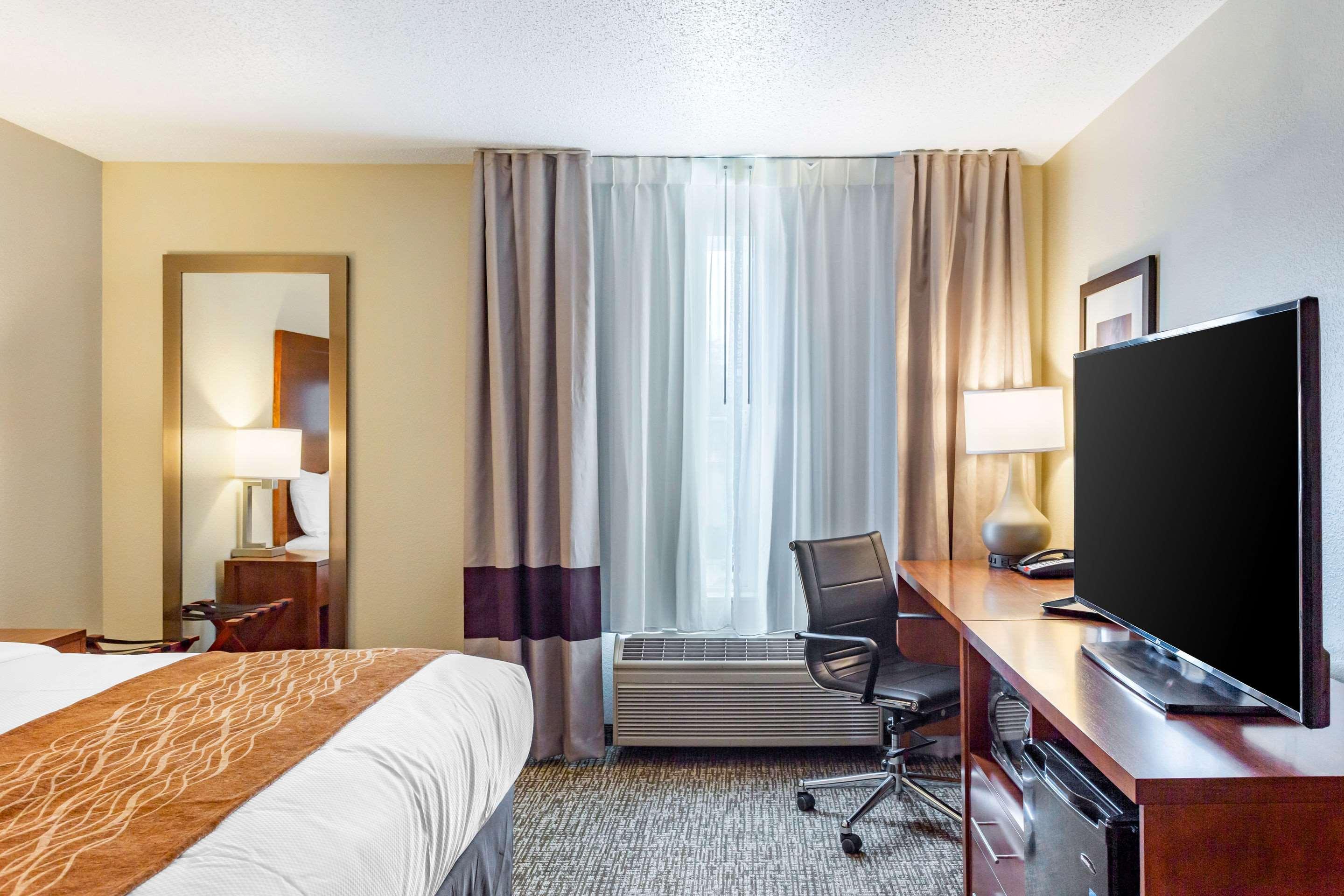 Comfort Inn Dekalb - Adjacent The University Buitenkant foto