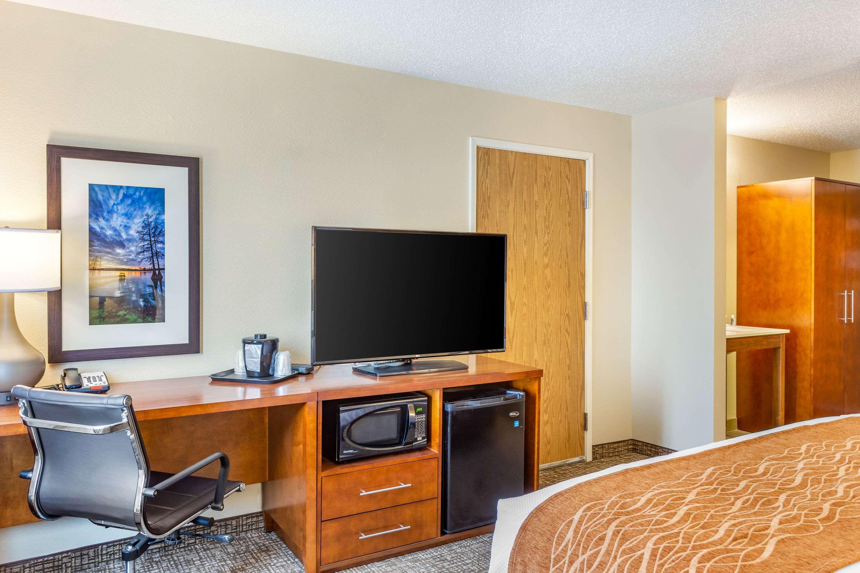 Comfort Inn Dekalb - Adjacent The University Buitenkant foto